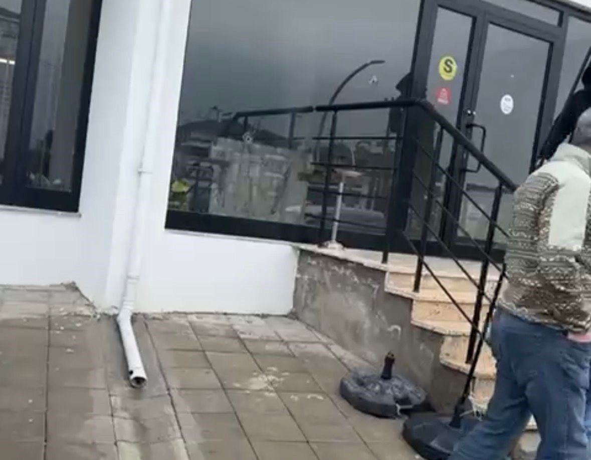 Bolu&rsquo;da emlak ofisine silahlı saldırı: L&uuml;ks cip ve iş yeri kurşunların hedefi oldu
