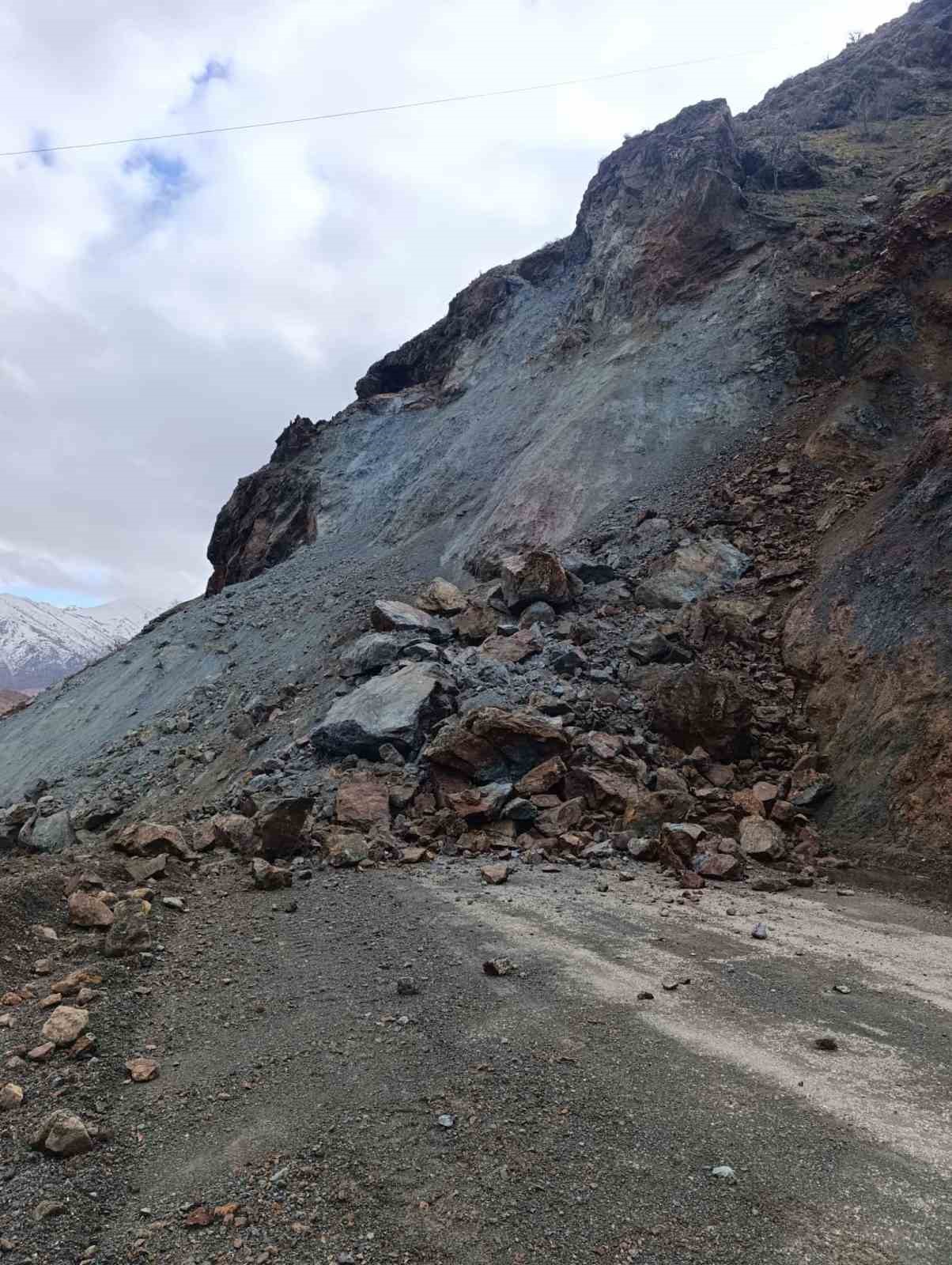 Elazığ’da heyelan yolu kapadı