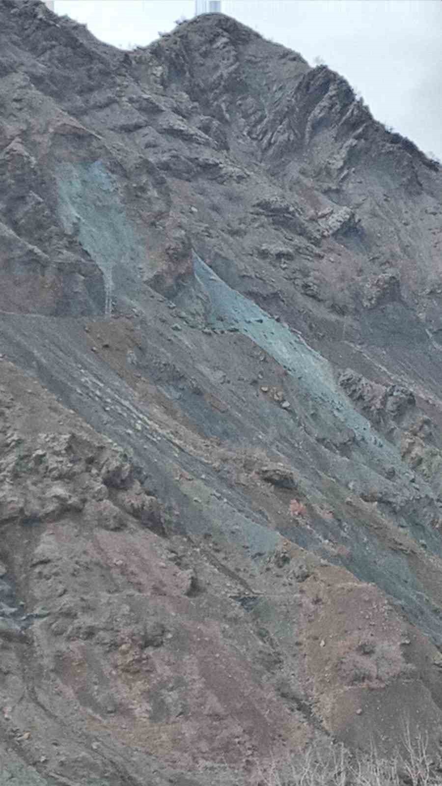 Elazığ’da heyelan yolu kapadı