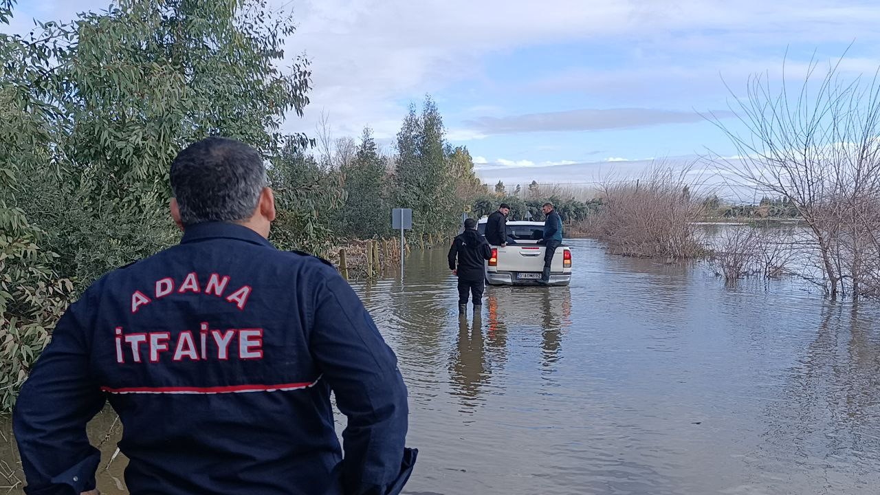 Kozan&rsquo;da sel sularında mahsur kalan ara&ccedil;ları ekipler kurtardı
