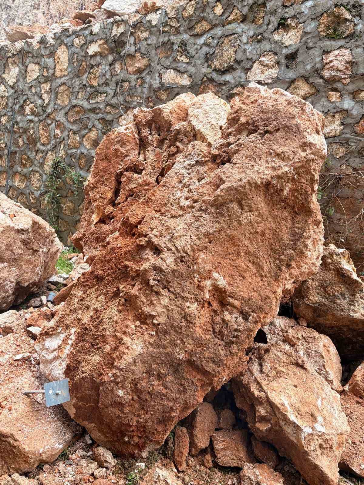 Eğirdir&rsquo;de yuvarlanan kayaların tehdit ettiği bina tahliye edildi
