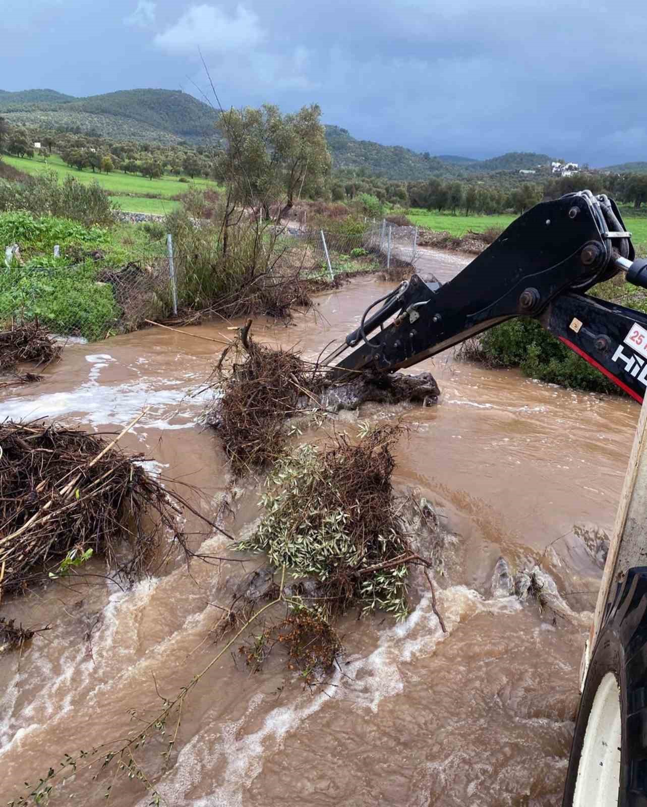 MUSKİ ekipleri taşkın riski bölgeleri anında müdahale ediyor