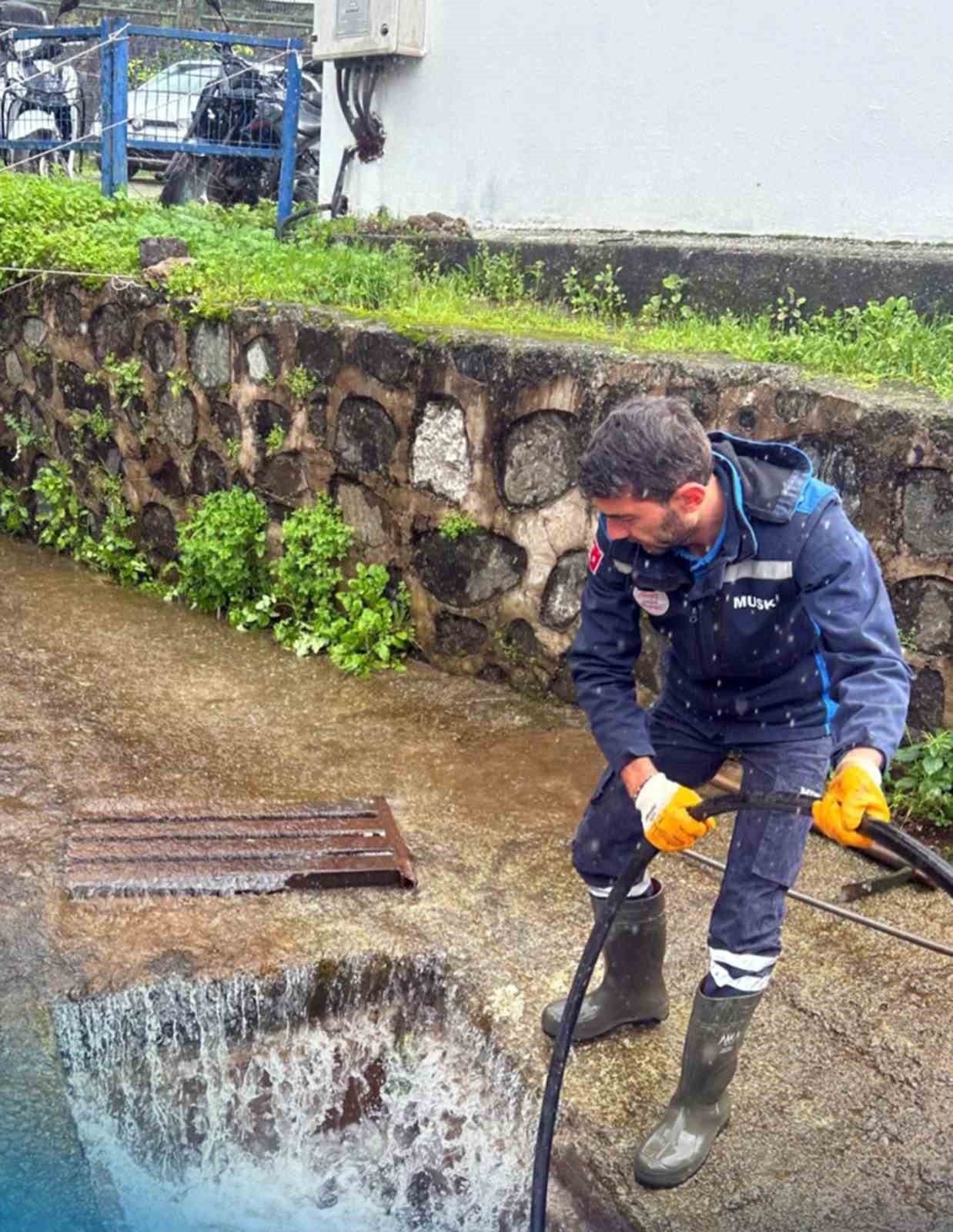 MUSKİ ekipleri taşkın riski b&ouml;lgeleri anında m&uuml;dahale ediyor
