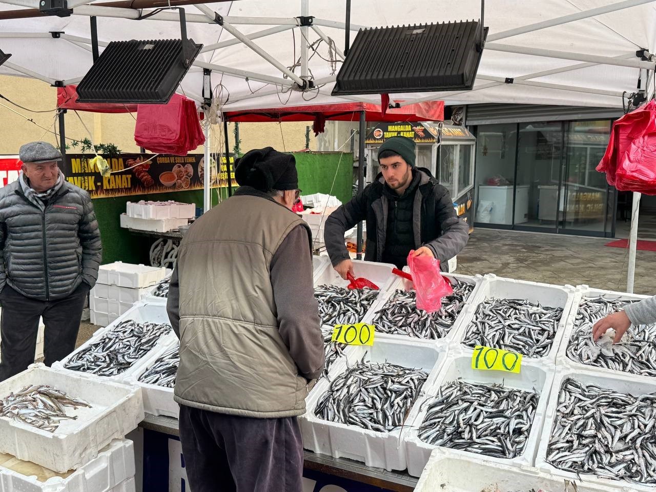 Zonguldak&rsquo;ta Sevgililer G&uuml;n&uuml;&rsquo;ne &ouml;zel hamsi kampanyası: Kilosunu 100 liradan sattılar
