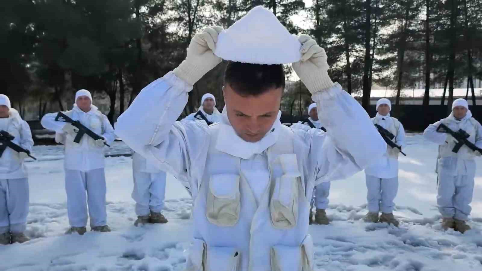 Sabahat ninenin &ouml;rd&uuml;ğ&uuml; bereler Mehmet&ccedil;ik&rsquo;in y&uuml;reğini ısıttı
