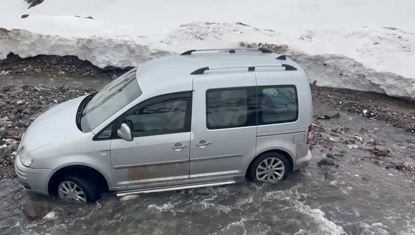 Menfez olmayan yolda sel: Ara&ccedil;lar mahsur kaldı
