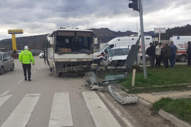 Amasya&rsquo;da midib&uuml;s ile kamyonet &ccedil;arpıştı: 6 yaralı
