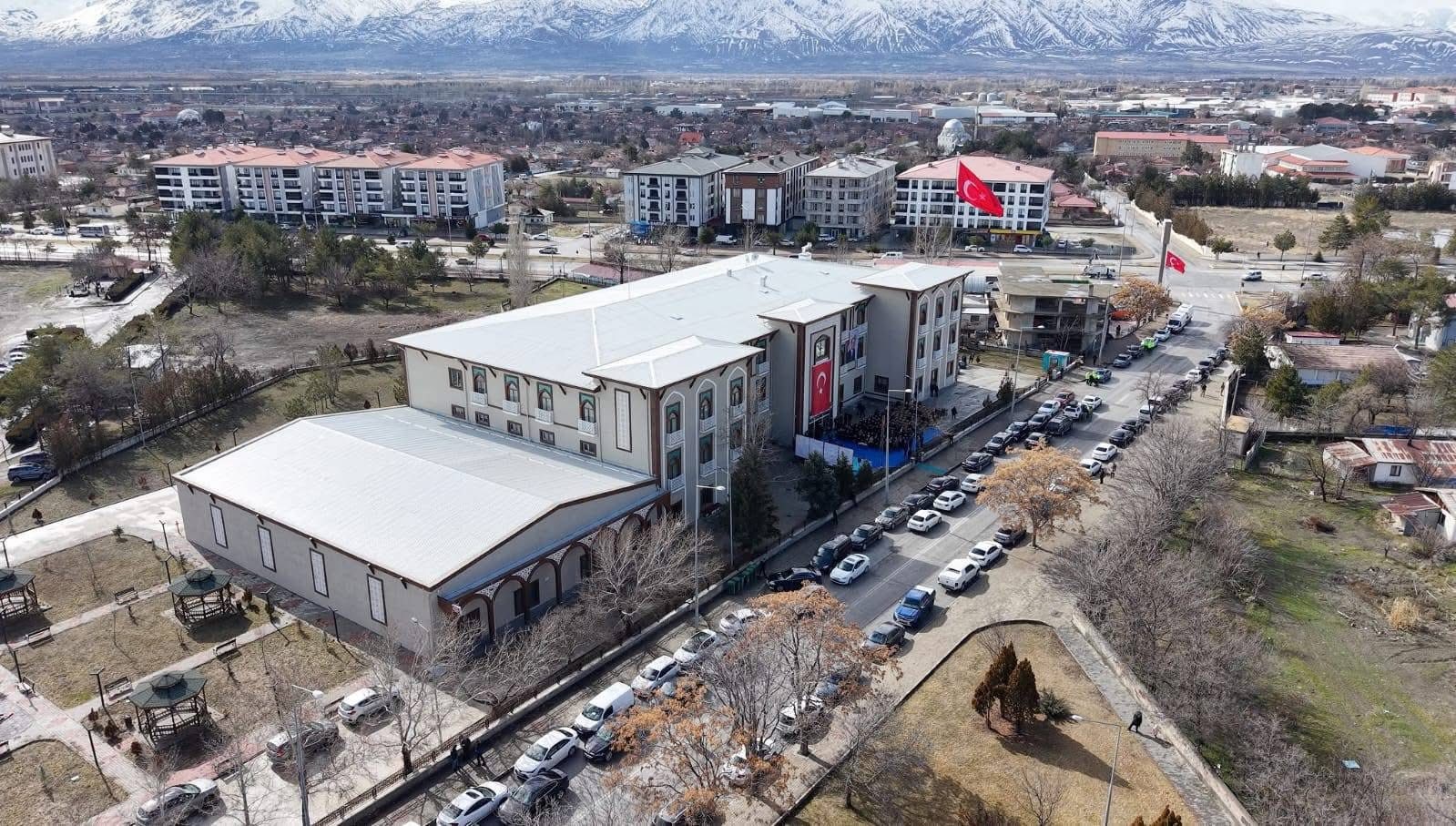 Erzincan&rsquo;da yeni &ouml;ğretmenevi hizmet binası Binali Yıldırım&rsquo;ın katılımı ile hizmete a&ccedil;ıldı
