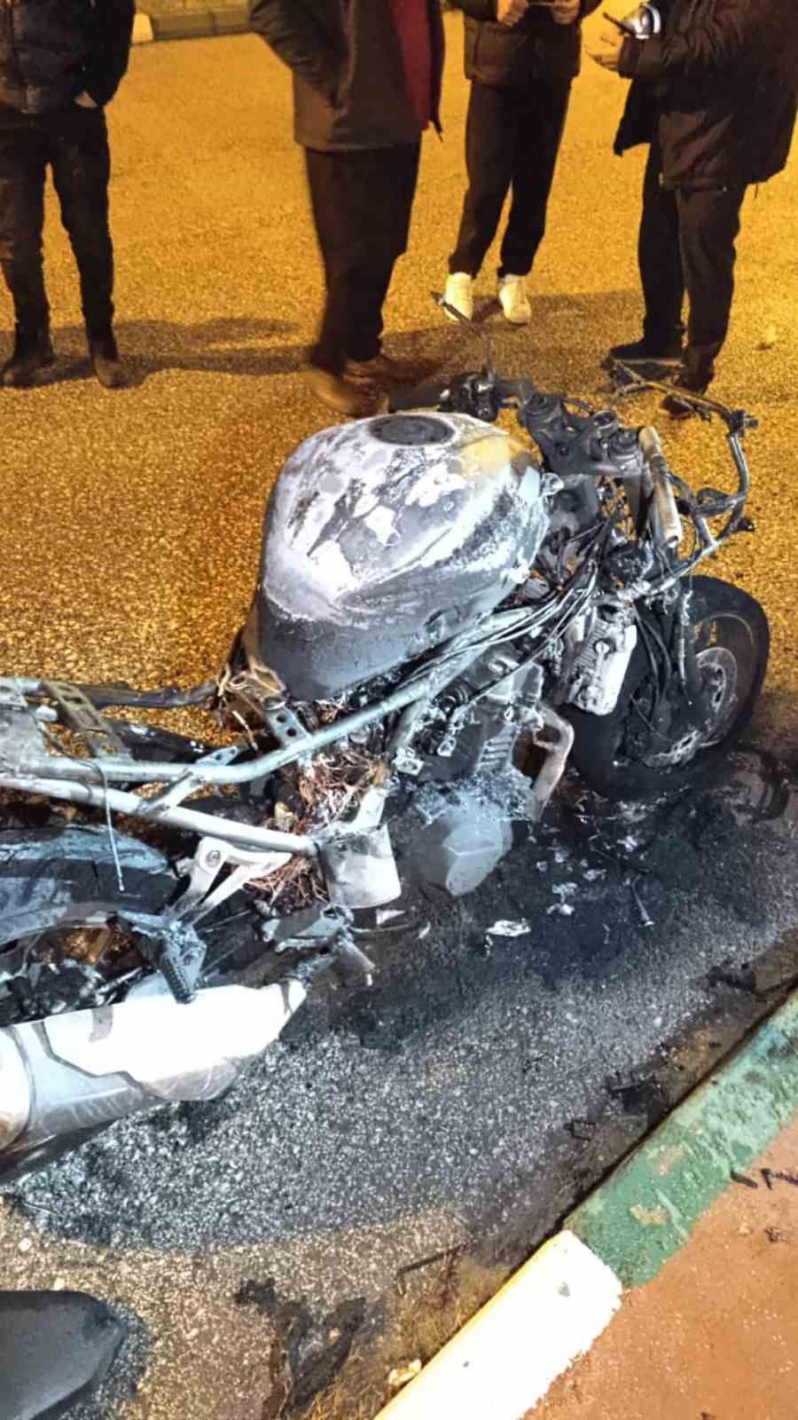 Osmaniye&rsquo;de park halindeki motosiklet alev alev yandı
