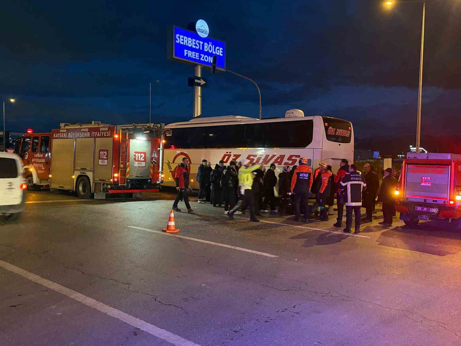 Yolcu otob&uuml;s&uuml; ile kamyonet &ccedil;arpıştı: 5 yaralı
