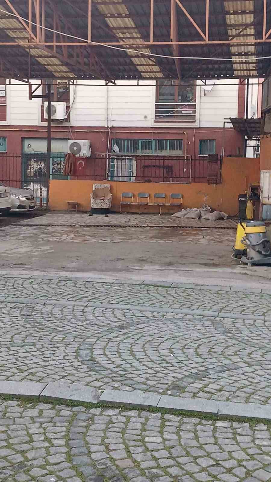 D&uuml;kkanının &ouml;n&uuml;nde uğradığı silahlı saldırıda yaralandı
