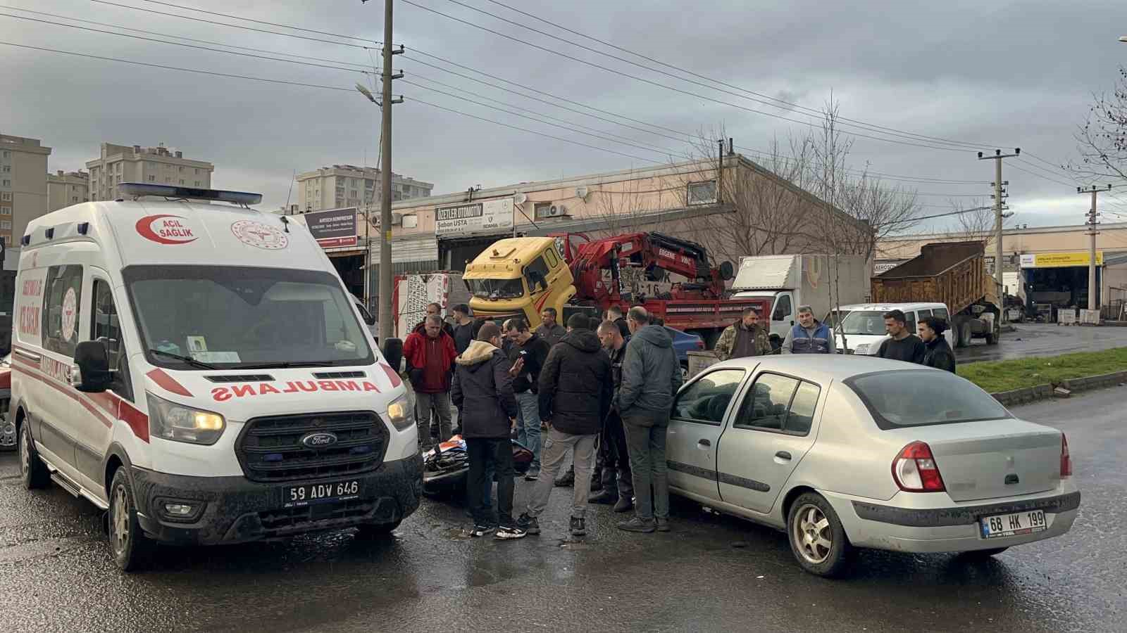 &Ccedil;orlu&rsquo;da otomobille &ccedil;arpışan motosikletli yaralandı: Kaza anı kamerada
