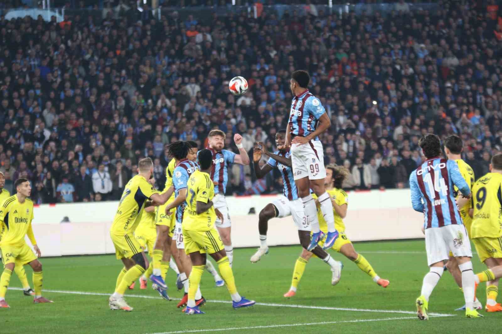 Trendyol Süper Lig: Trabzonspor: 2 - Fenerbahçe: 2 (İlk yarı)