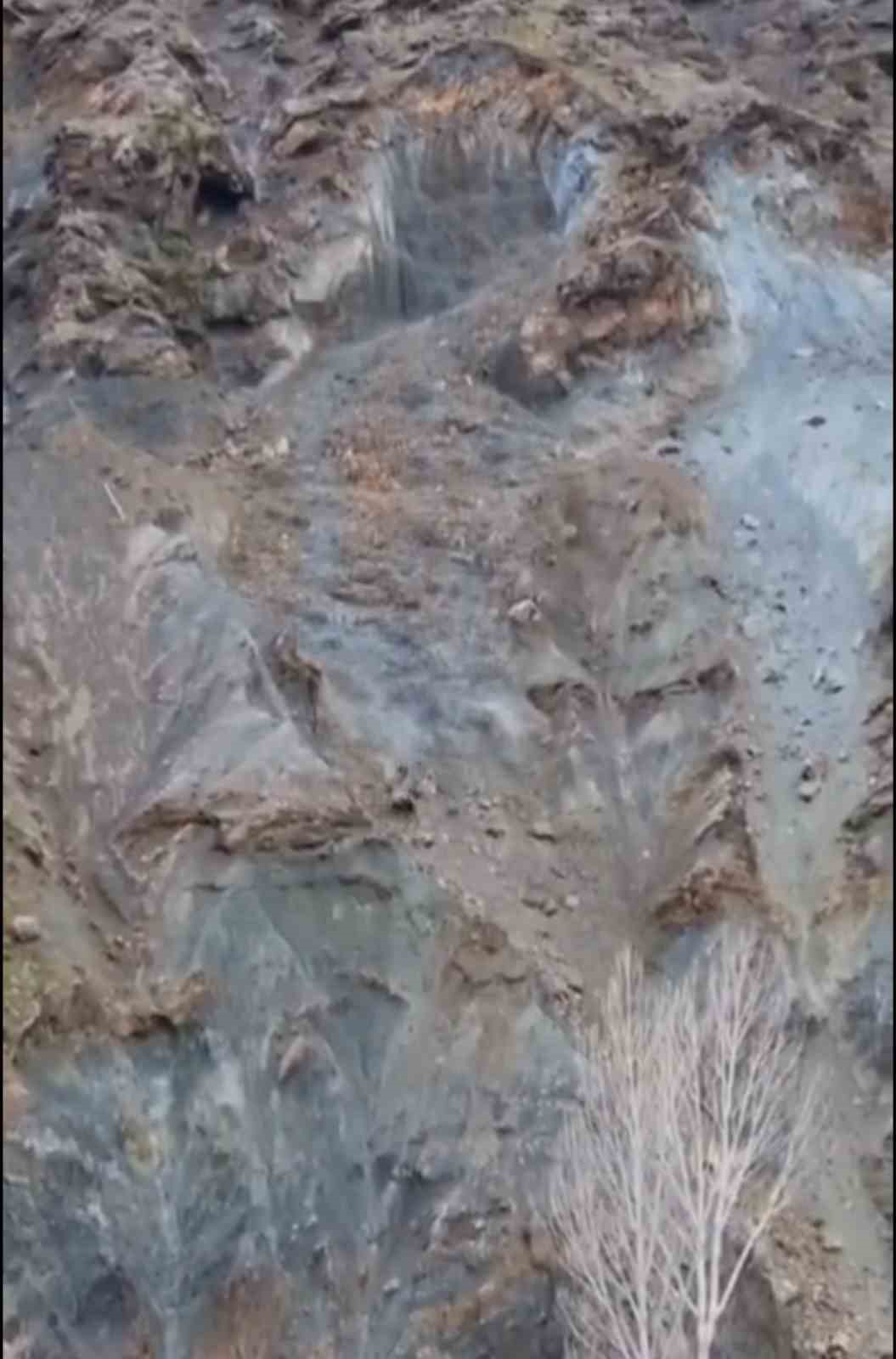 Elazığ’da heyelan anı kamerada