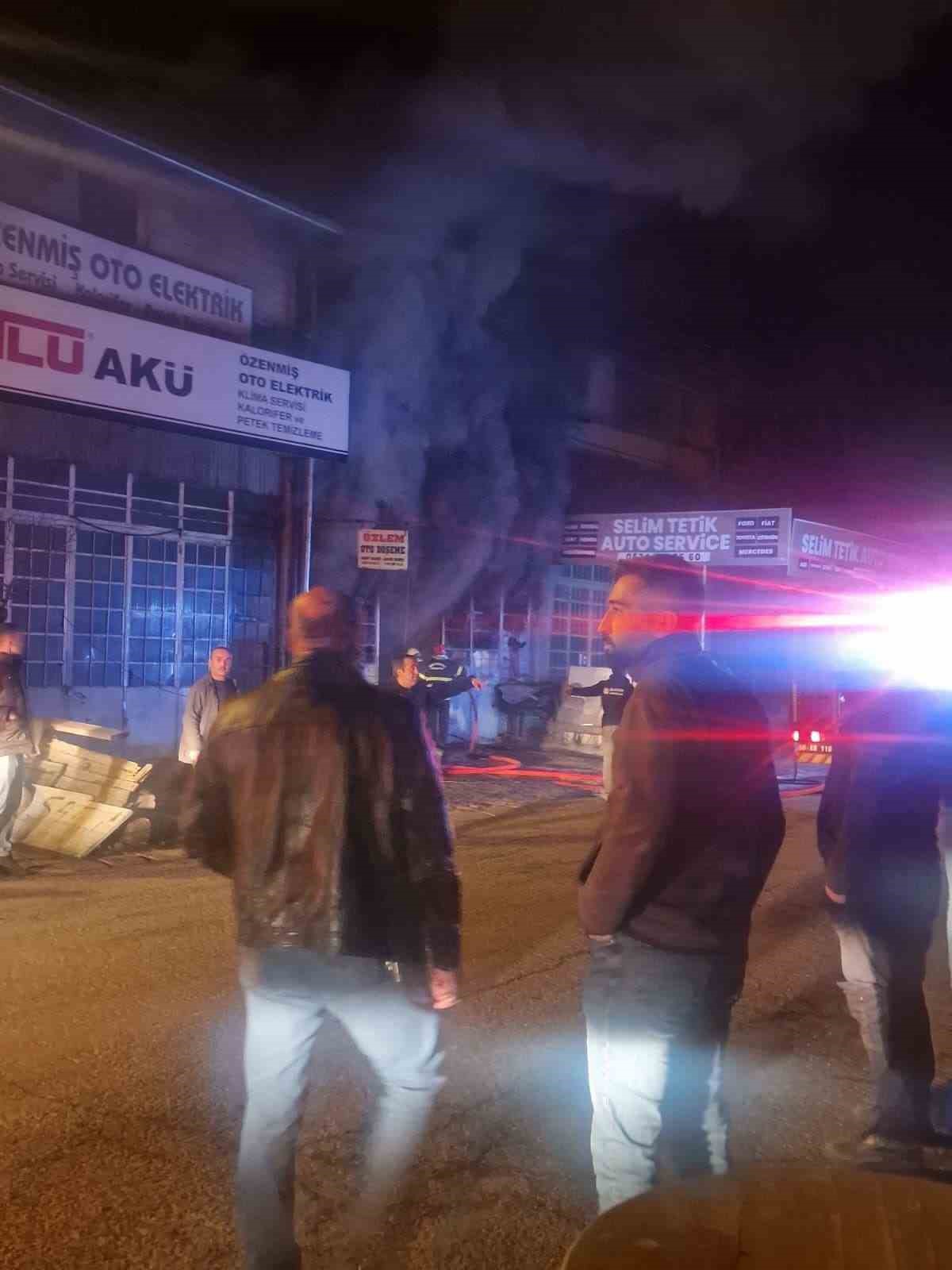 Oto döşeme dükkanı çıkan yangında küle döndü