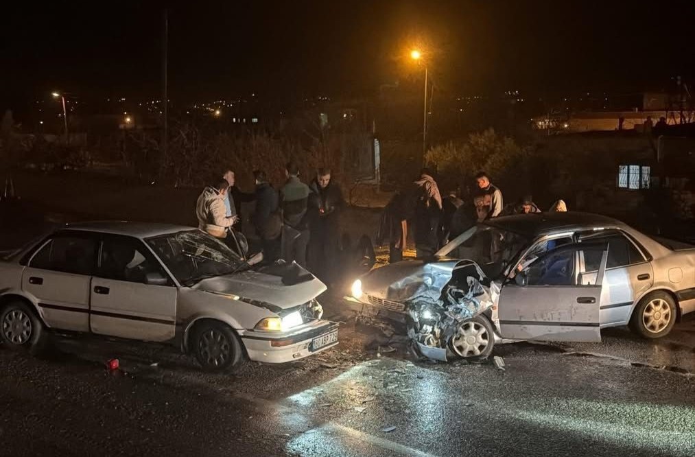 Osmaniye’de iki otomobil kafa kafaya çarpıştı: 4 yaralı