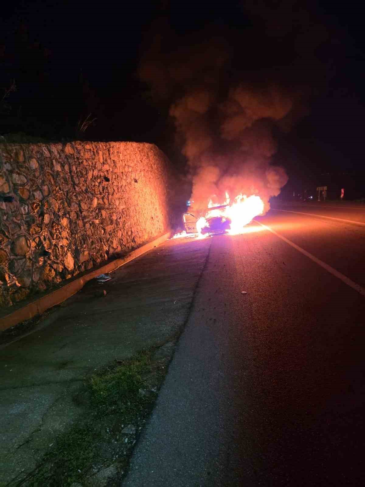 Mudanya yolunda korkutan ara&ccedil; yangını
