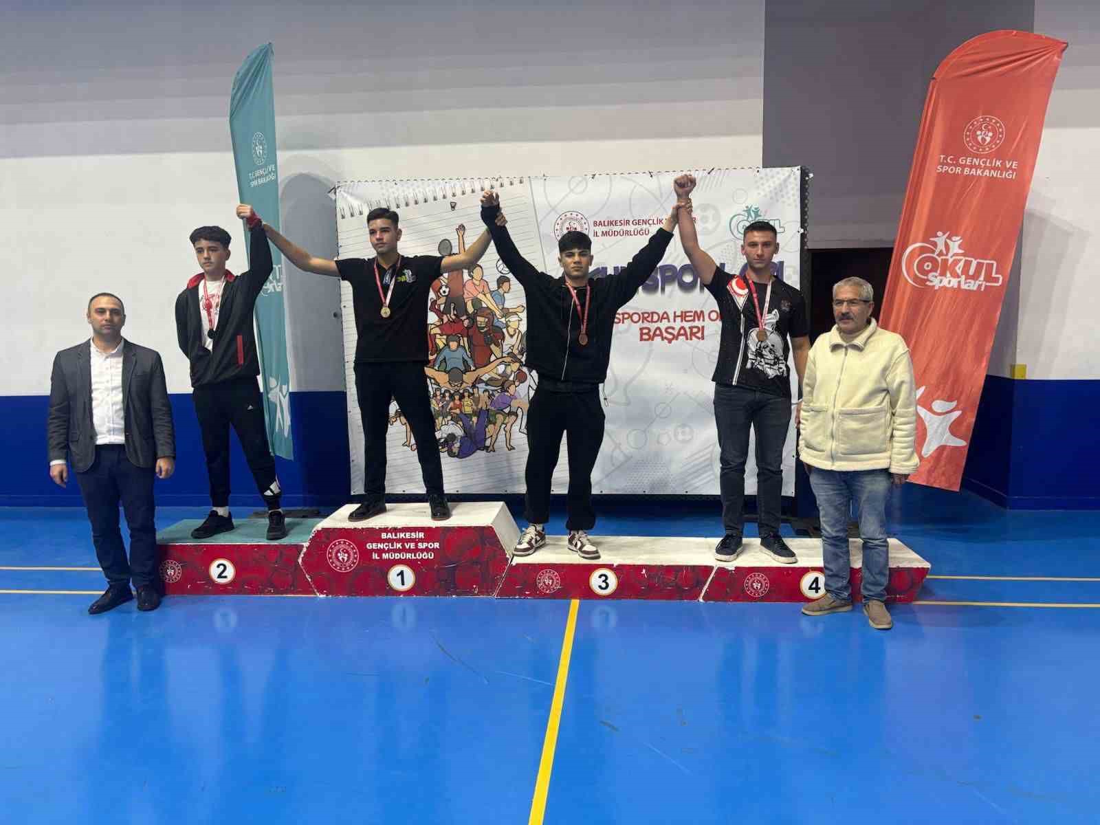 Burhaniyeli genç boksörler Balıkesir’de 8 ödül aldı