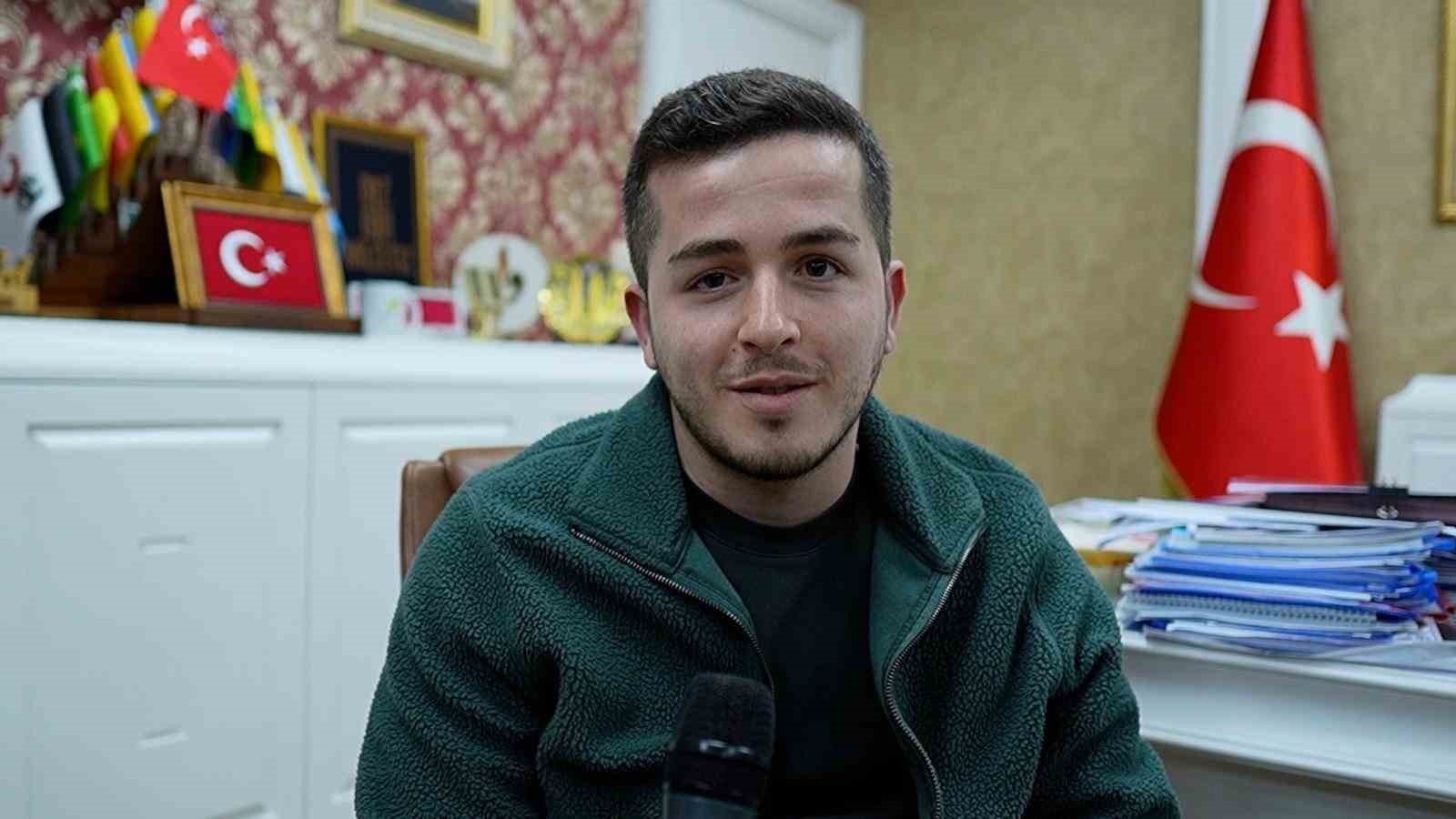 Başkan Erol, Türk Bayrağı’nı yerde bırakmayan kuryeyi ödüllendirdi