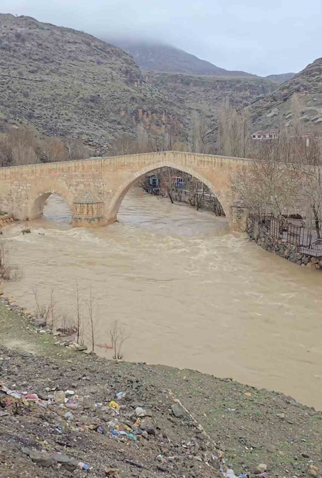 Sinek &Ccedil;ayı&rsquo;nın su seviyesi yağışlarla y&uuml;kseldi
