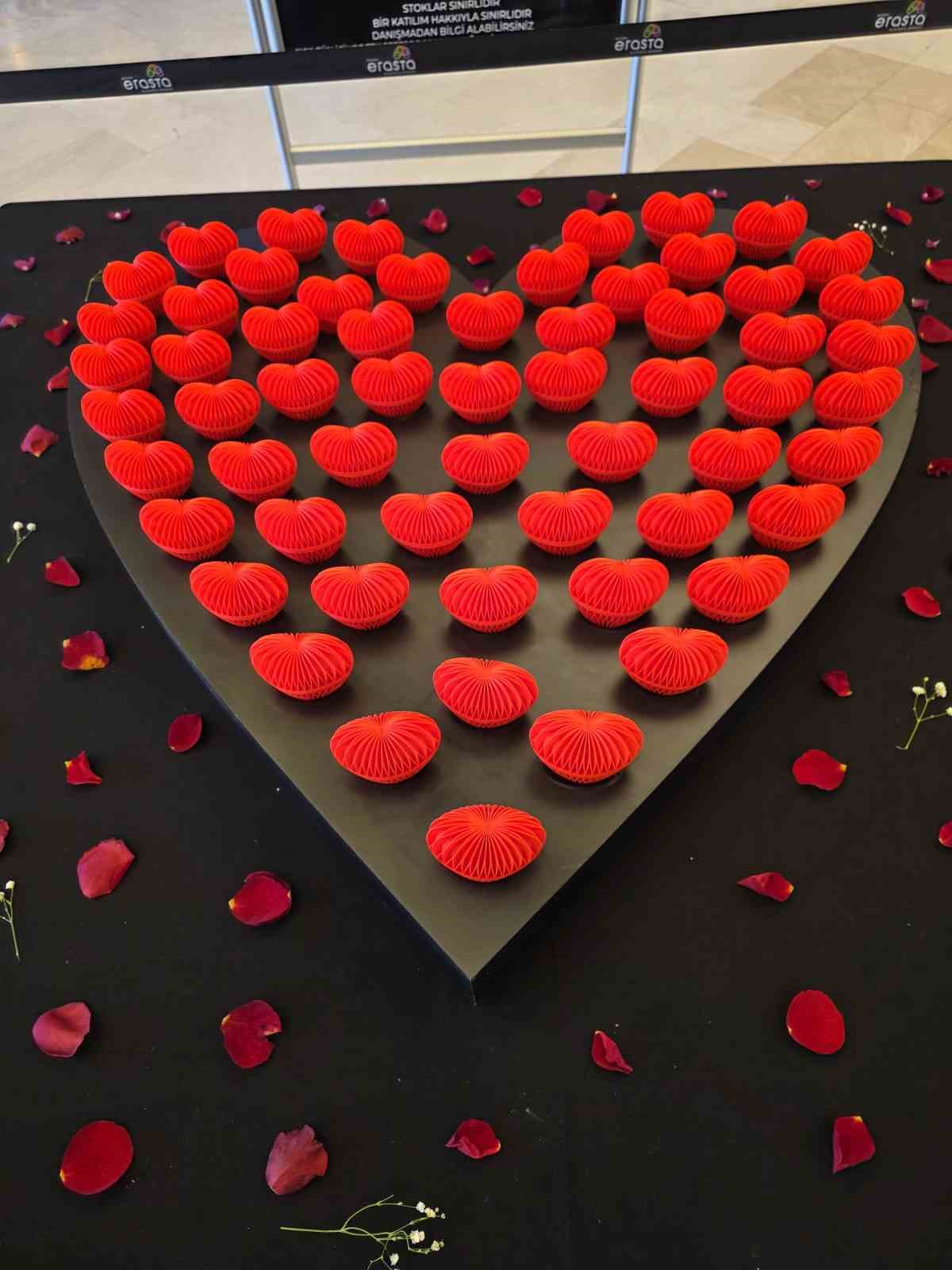 Edirne&rsquo;de Sevgililer G&uuml;n&uuml; kalpli balon satıcılarına yaradı
