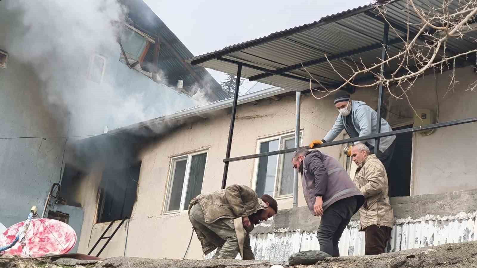 Tunceli’deki ev yangını ekiplerin müdahalesi ile söndürüldü