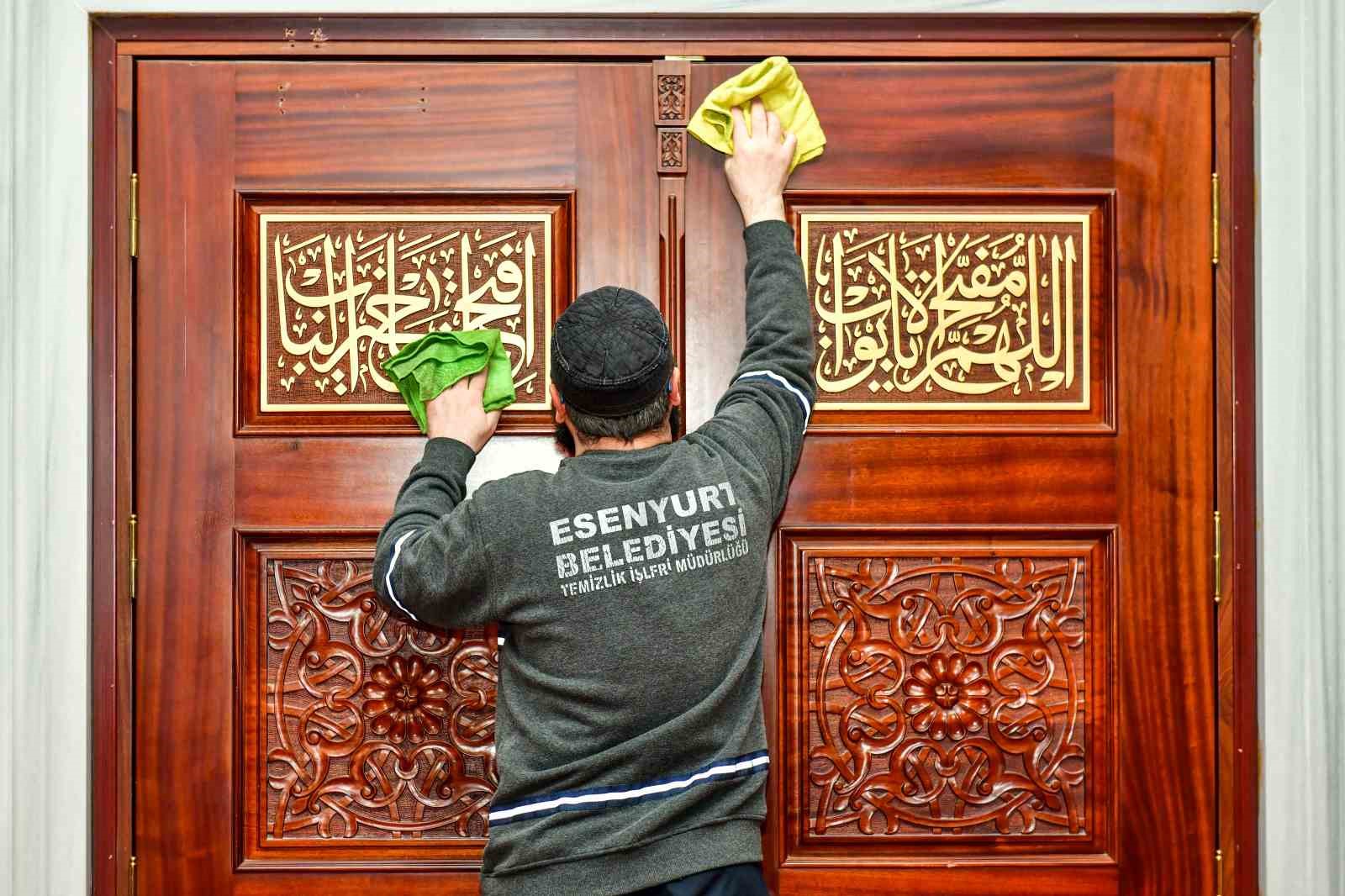 Esenyurt&rsquo;ta camiler Ramazan&rsquo;a hazır: Camiler dip k&ouml;şe temizleniyor
