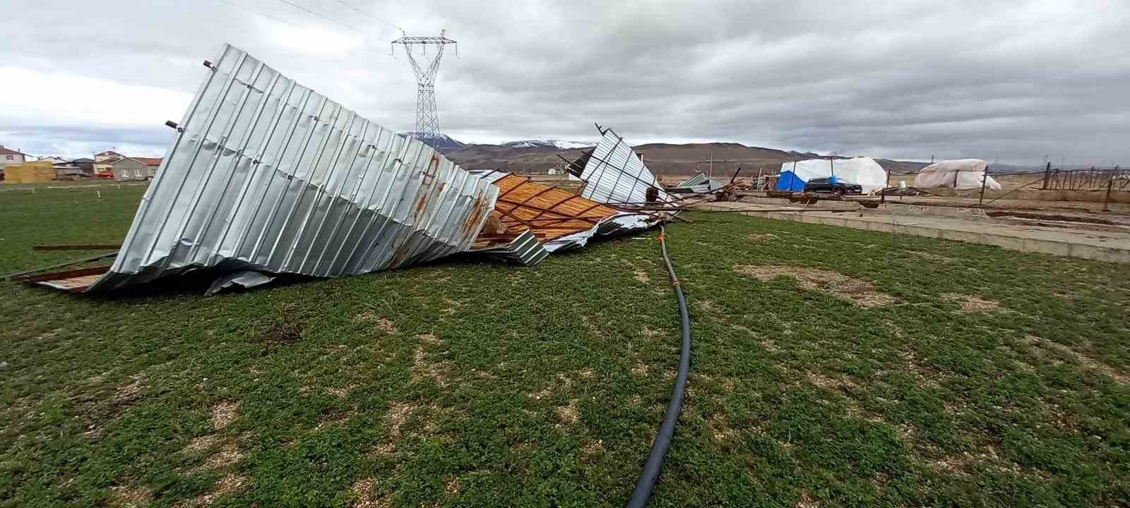Şiddetli rüzgar ahırın çatısını uçurdu