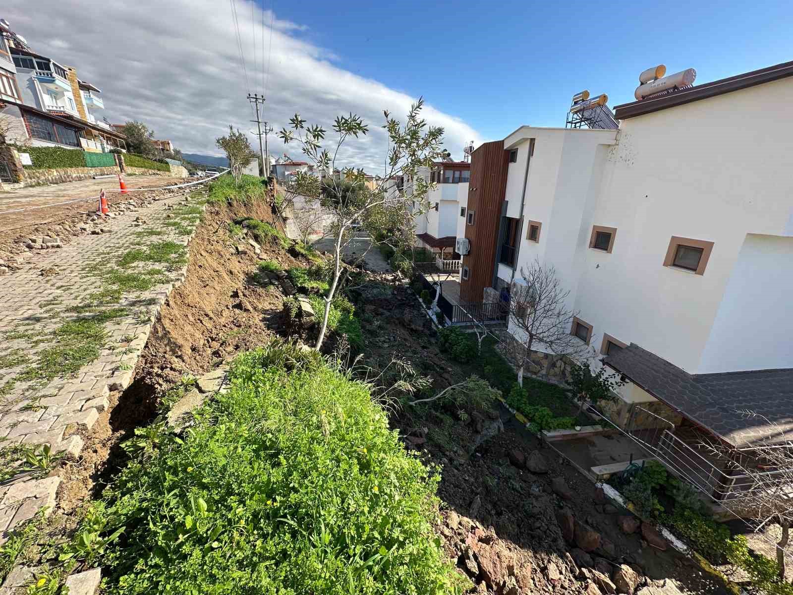 Çanakkale’de yağışlar sebebiyle bir sitenin istinat duvarı çöktü
