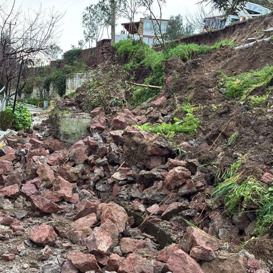 &Ccedil;anakkale&rsquo;de yağışlar sebebiyle bir sitenin istinat duvarı &ccedil;&ouml;kt&uuml;
