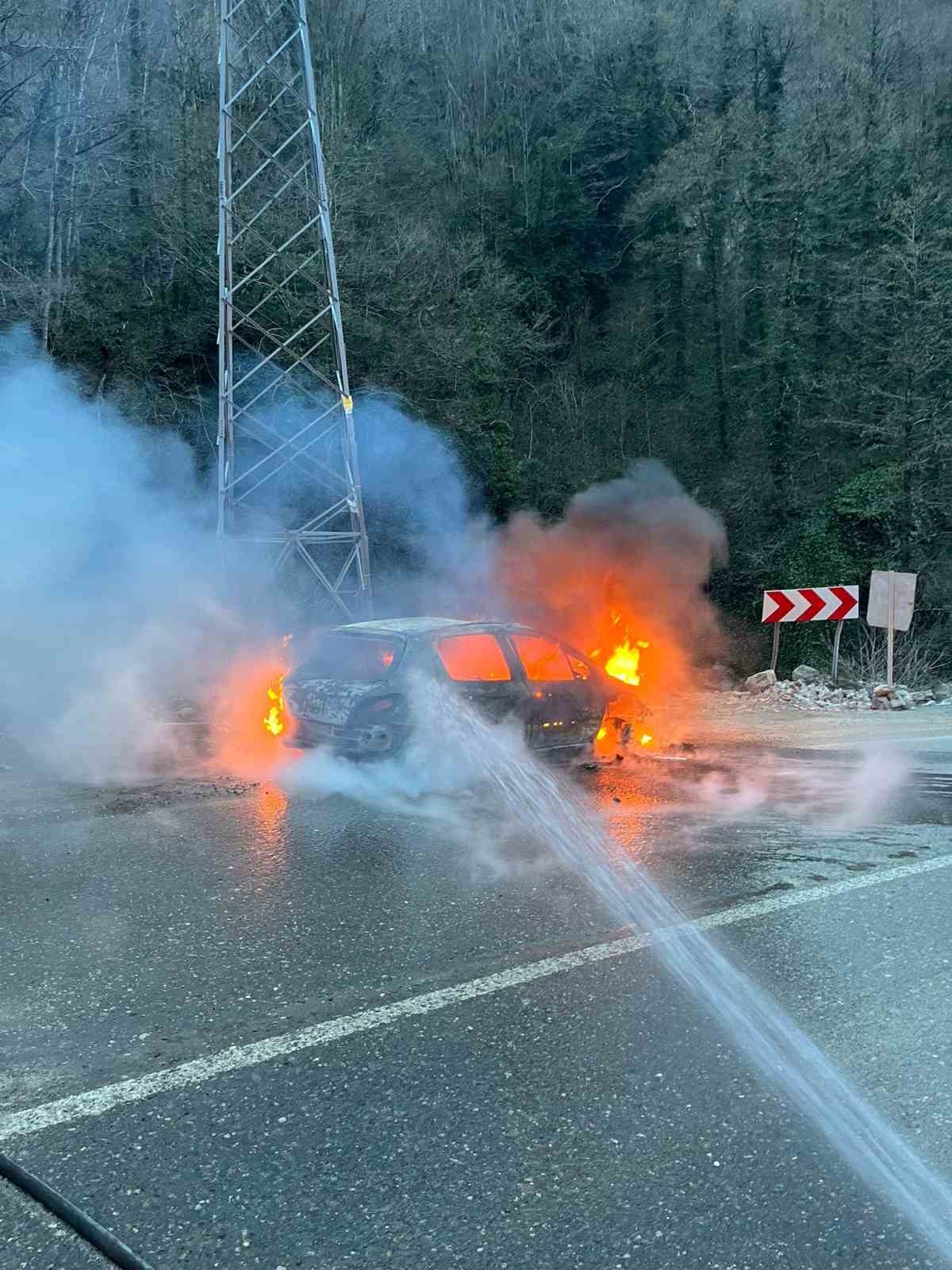 Artvin’de seyir halindeki araç alev aldı
