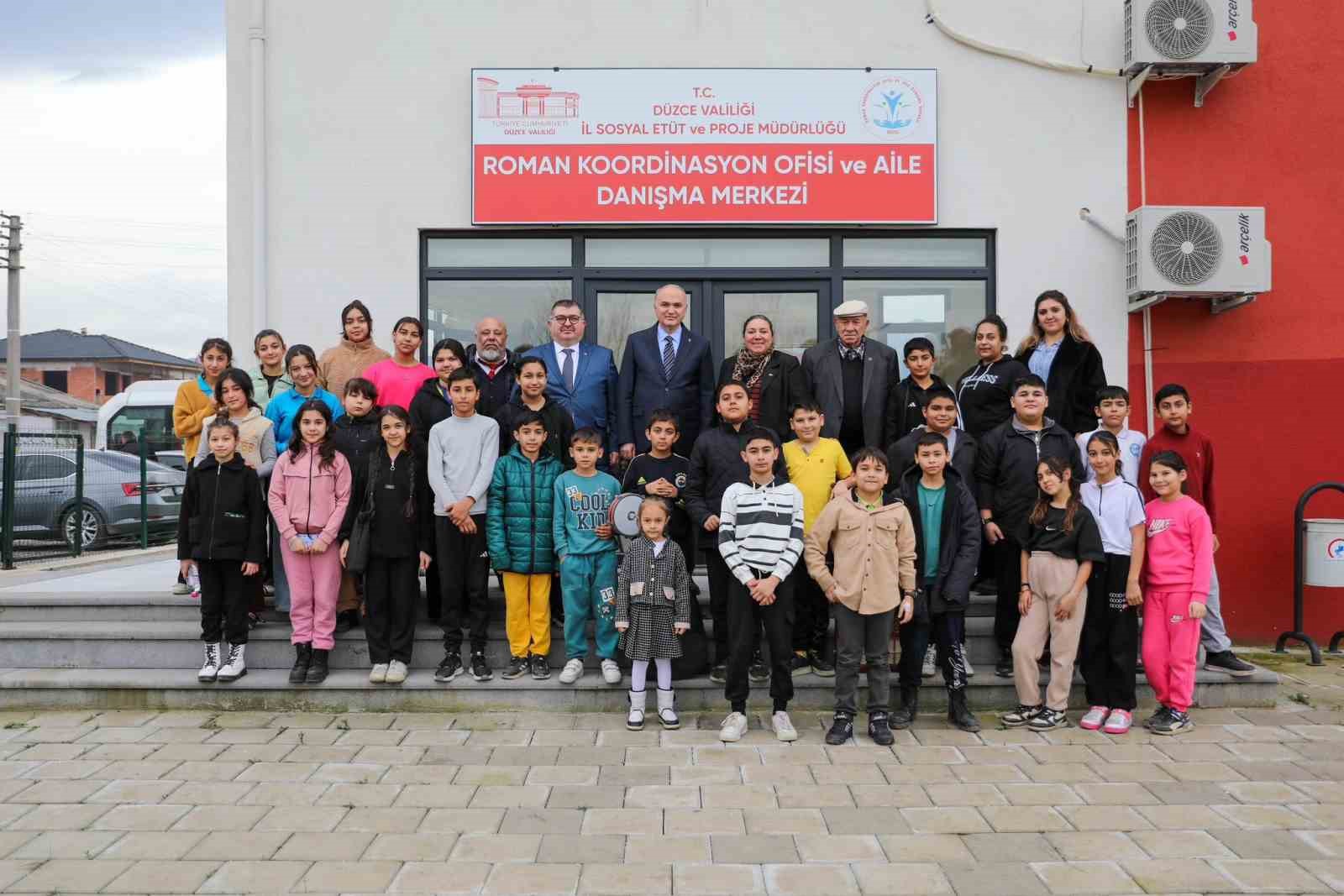 Başkan &Ouml;zl&uuml; Roman koordinasyon merkezini inceleme
