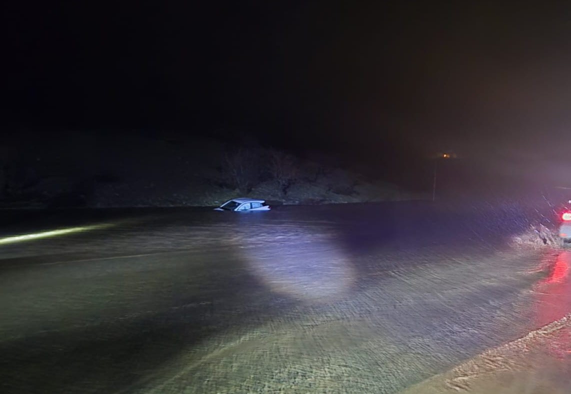 Suya gömülen araçta 1 kişi yaralandı