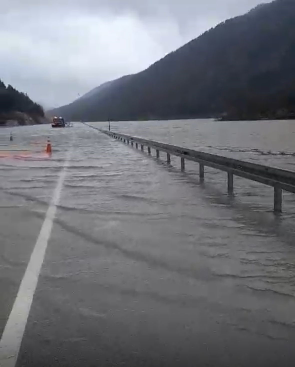 D&uuml;n yağan sağanak karayolunu g&ouml;le d&ouml;nd&uuml;rd&uuml;
