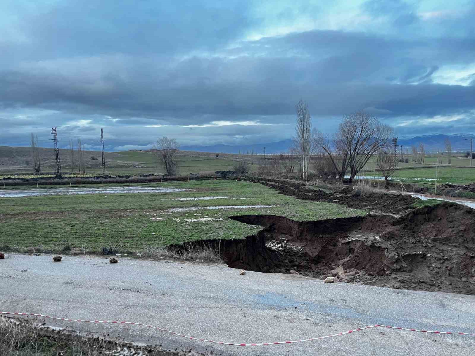 Yağmur sonrası yolda 4 metre derinliğinde çukur oluştu