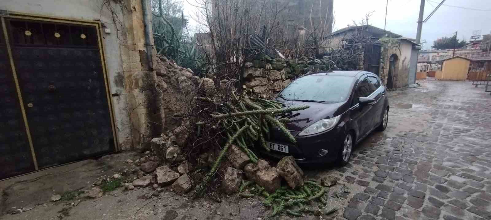 Tarsus’ta duvar çöktü, park halindeki araç zarar gördü