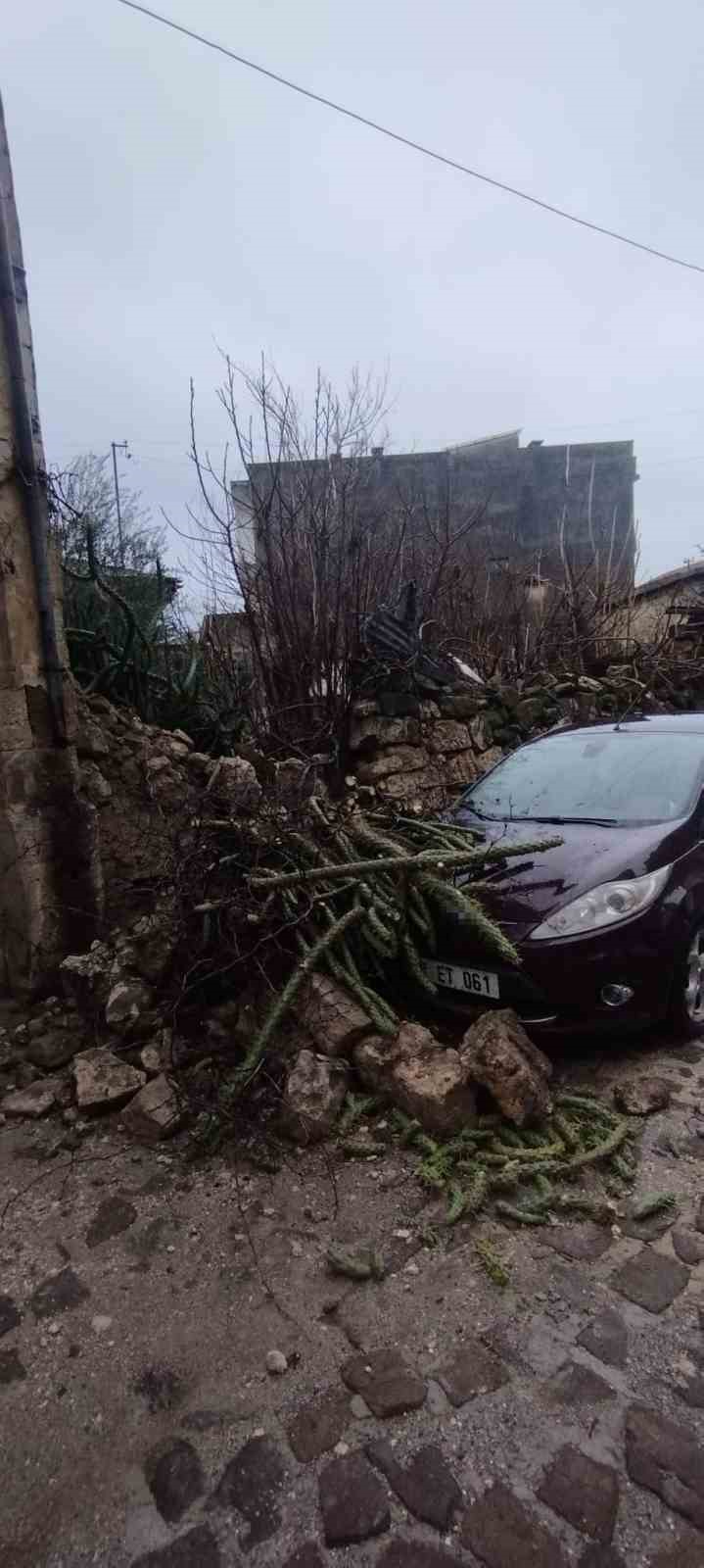 Tarsus&rsquo;ta duvar &ccedil;&ouml;kt&uuml;, park halindeki ara&ccedil; zarar g&ouml;rd&uuml;
