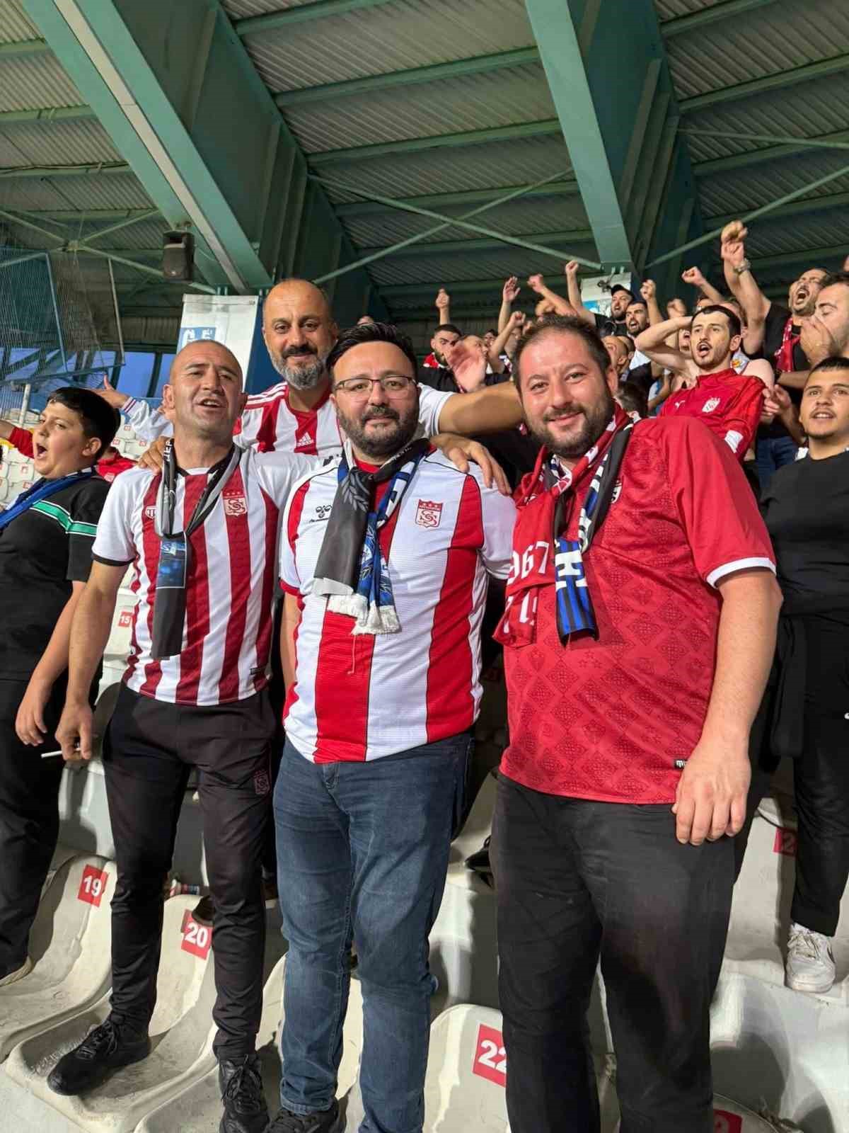 Sevgililer g&uuml;n&uuml;nde eşini yalnız bırakıp Sivasspor&rsquo;u se&ccedil;ti
