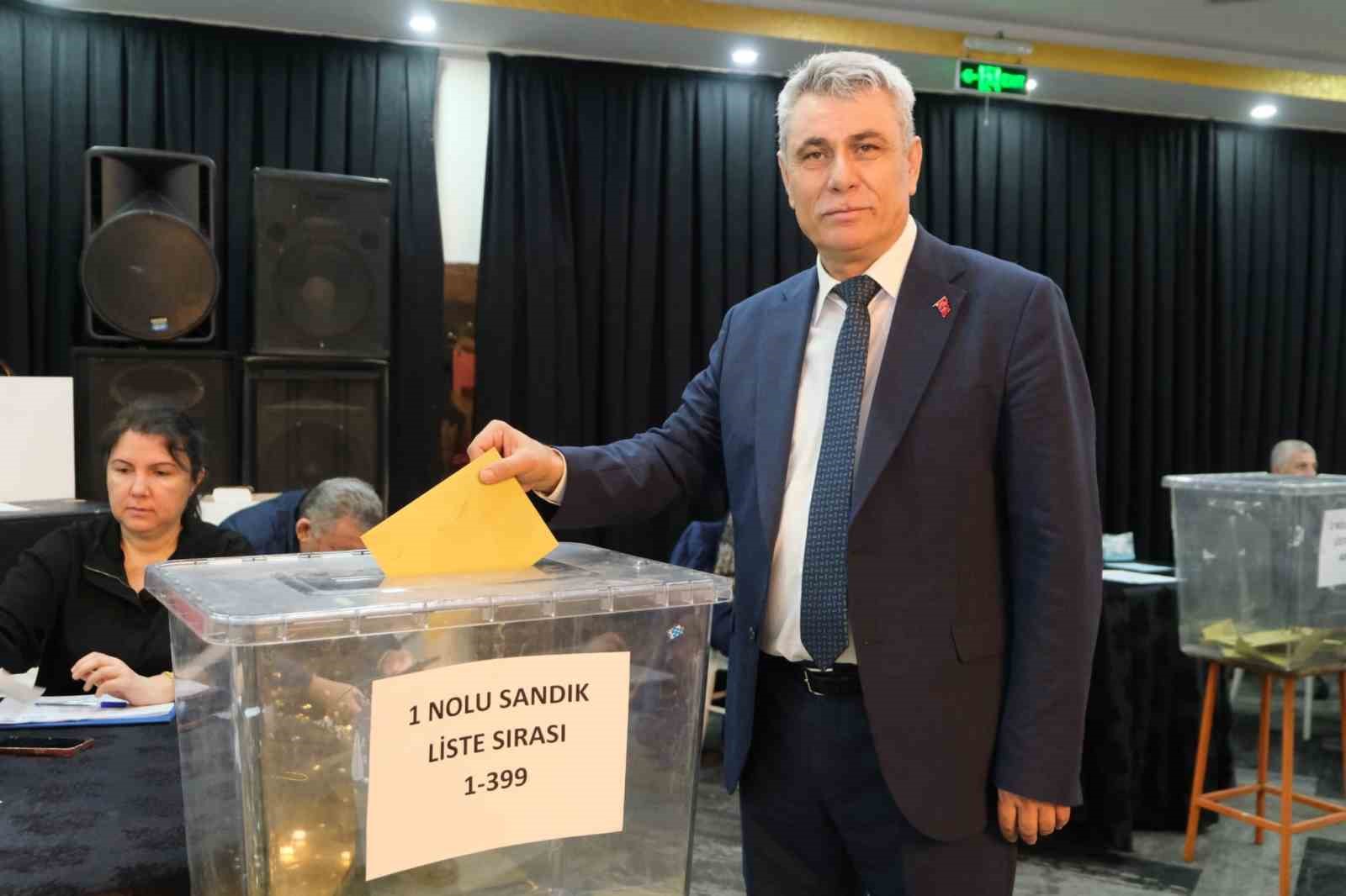 Argıncık Esnaf Odası’nda Akpınar güven tazeledi