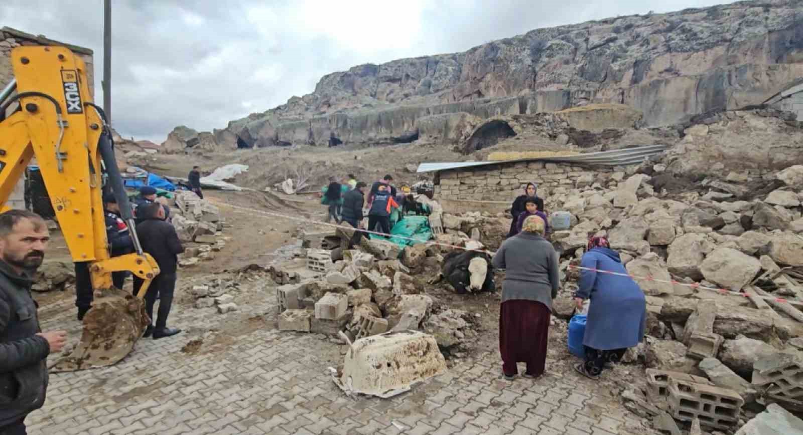 Aksaray&rsquo;da yağmur ve r&uuml;zgardan ahır hayvanların &uuml;zerine &ccedil;&ouml;kt&uuml;
