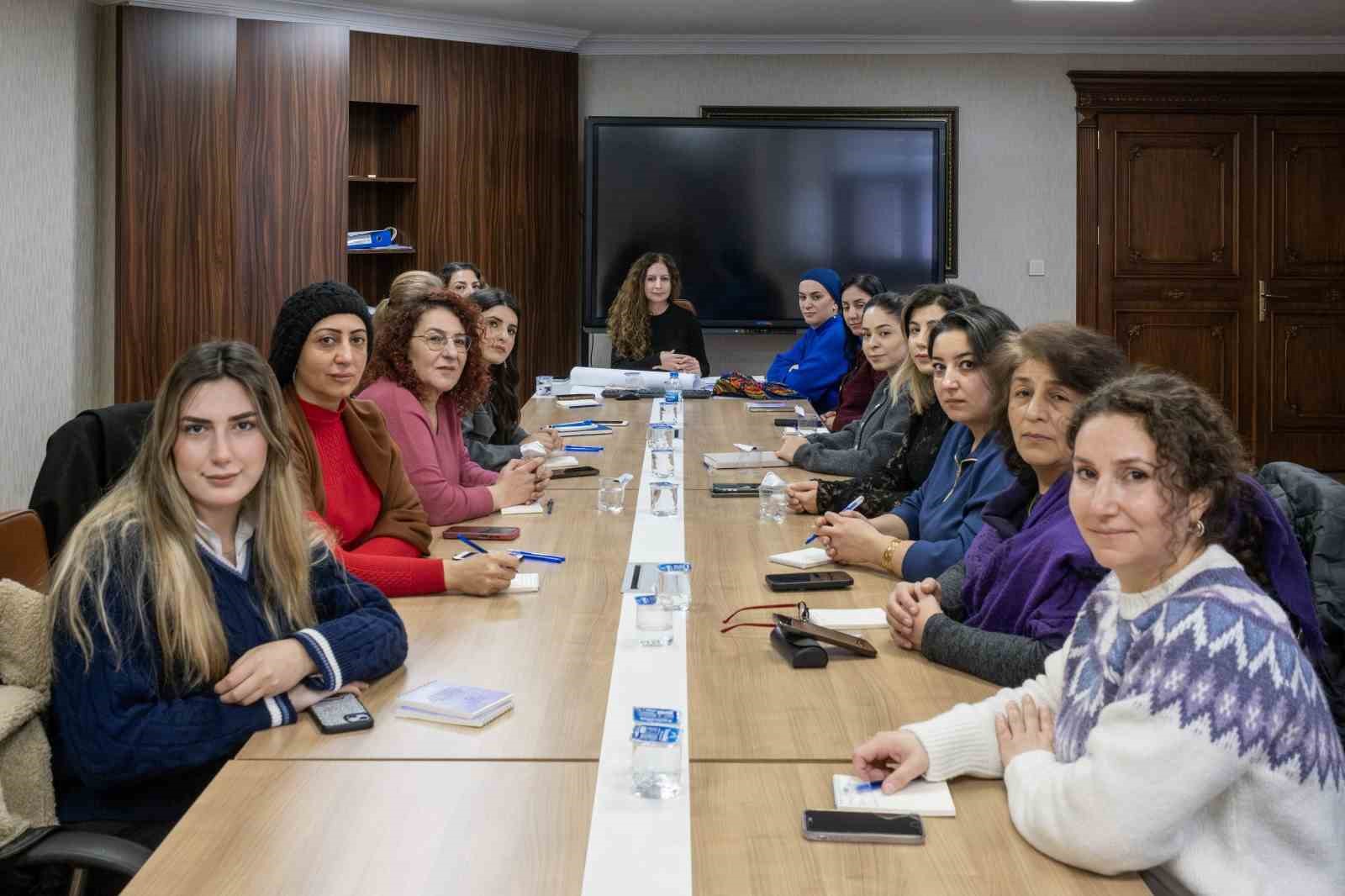 Diyarbakır Büyükşehir Belediyesi kadının insan hakları eğitim programını hayata geçirdi