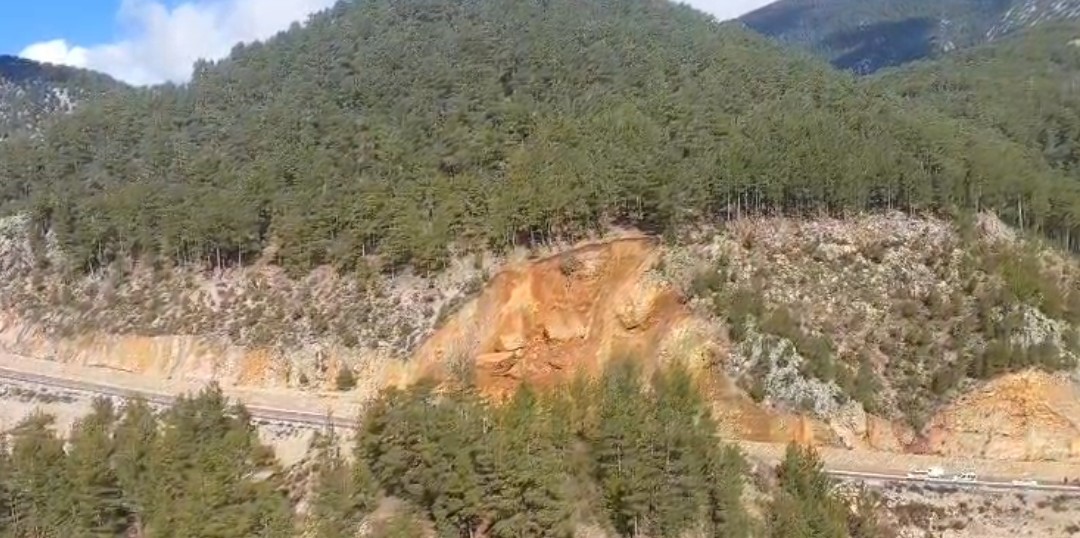 Gündoğmuş’ta toprak kayması: Ulaşıma kapanan yol, tek şeritten trafiğe açıldı