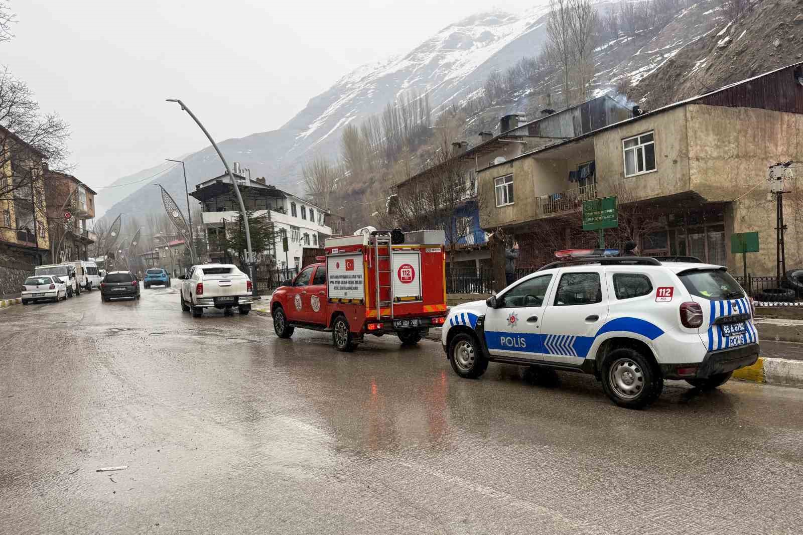&Ccedil;atak&rsquo;ta tandır evi &ccedil;&ouml;kt&uuml;: Babaanne ile torunu yaralandı
