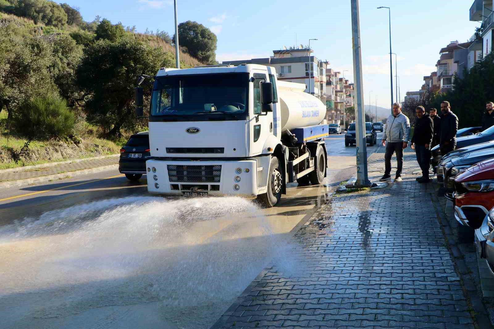 S&ouml;ke&rsquo;de Belediye ekipleri d&ouml;rt bir yanda m&uuml;cadele ediyor
