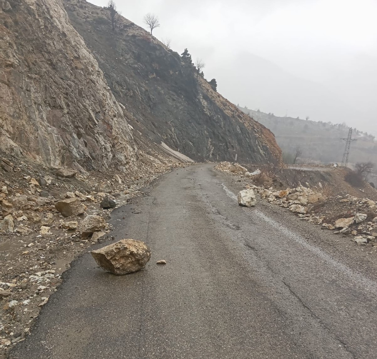 Gölbaşı ilçesinde korkutan heyelan