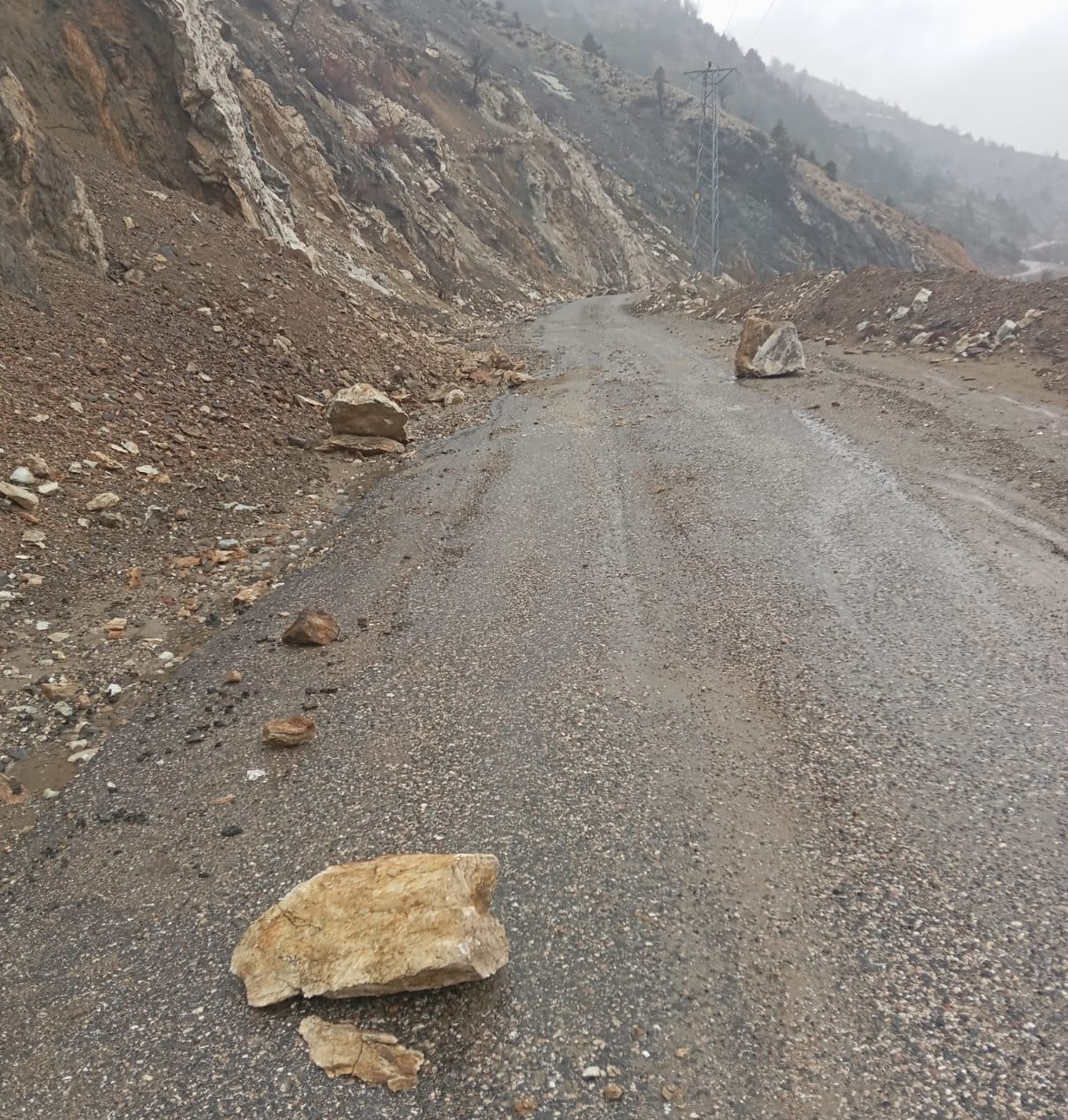 G&ouml;lbaşı il&ccedil;esinde korkutan heyelan
