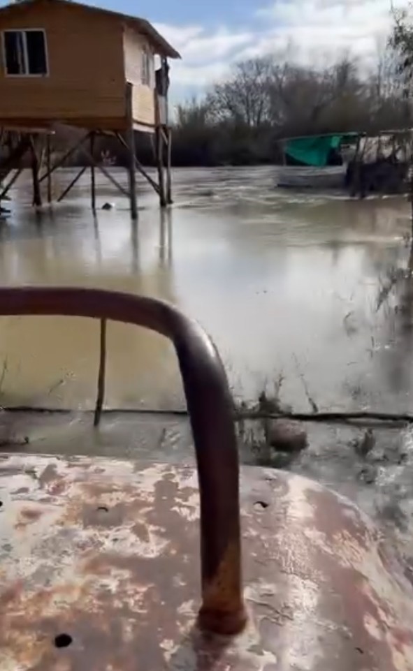 Antalya Serik’te taşan ırmak suları tarım arazileri ve caddeleri sular altında bıraktı