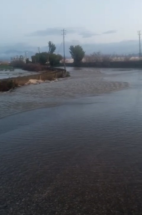 Antalya Serik&rsquo;te taşan ırmak suları tarım arazileri ve caddeleri sular altında bıraktı
