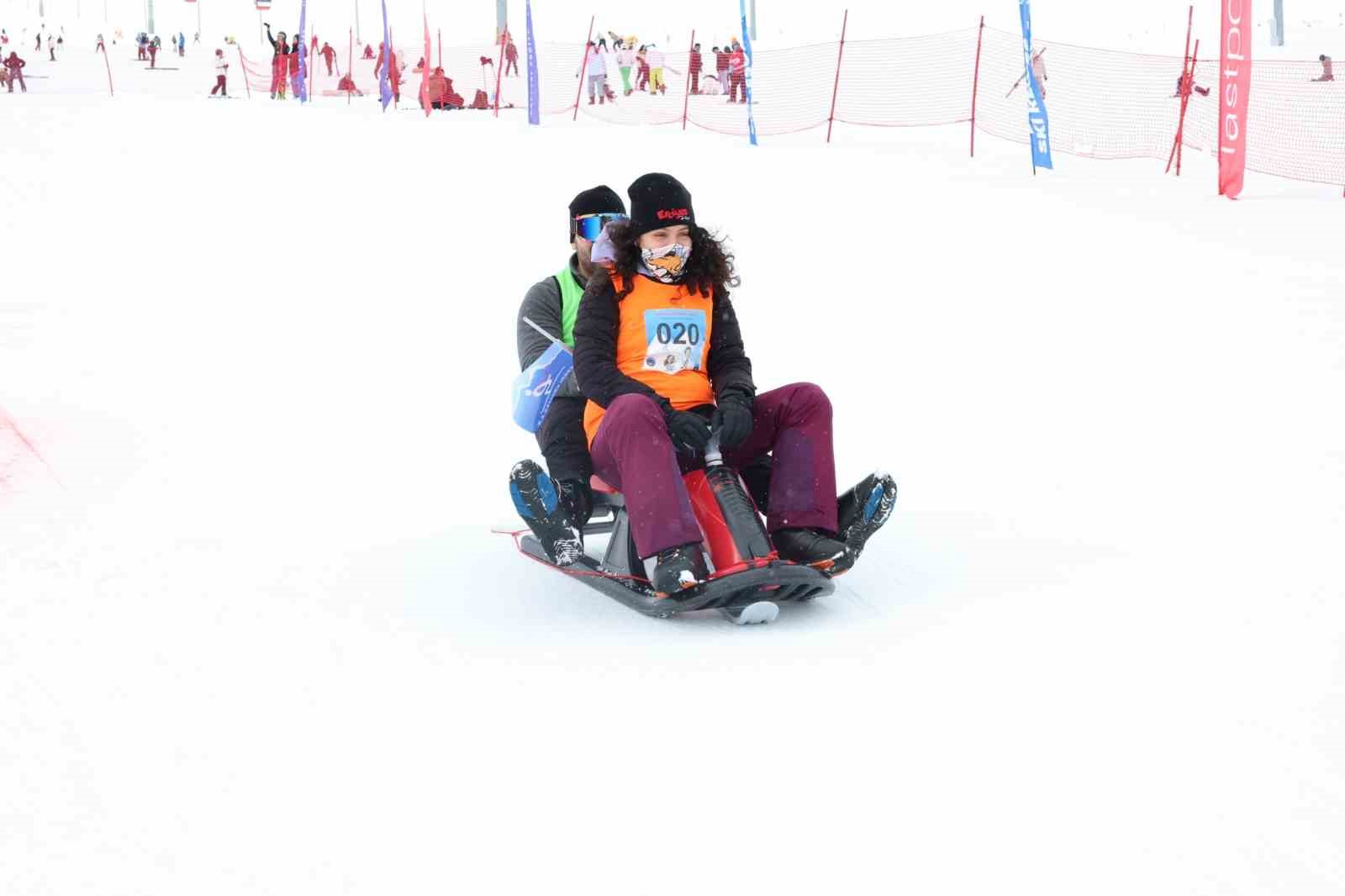 Eşler, Sevgililer G&uuml;n&uuml;&rsquo;nde birbirini en hızlı &ccedil;ekmek i&ccedil;in yarıştı
