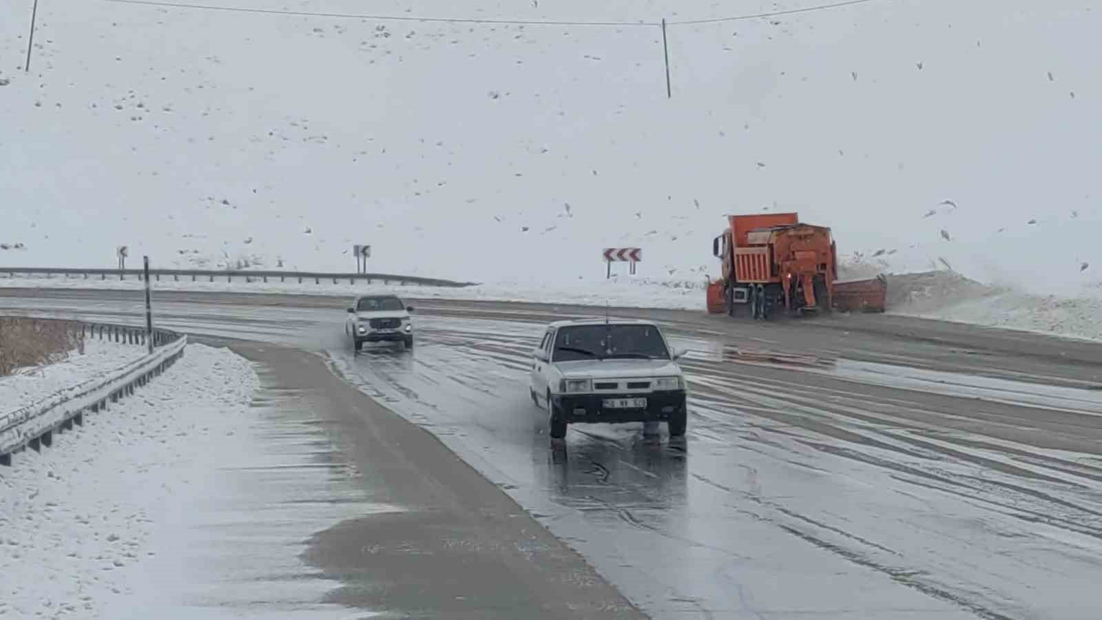 Van&rsquo;ın y&uuml;ksek kesimlerde lapa lapa kar yağdı
